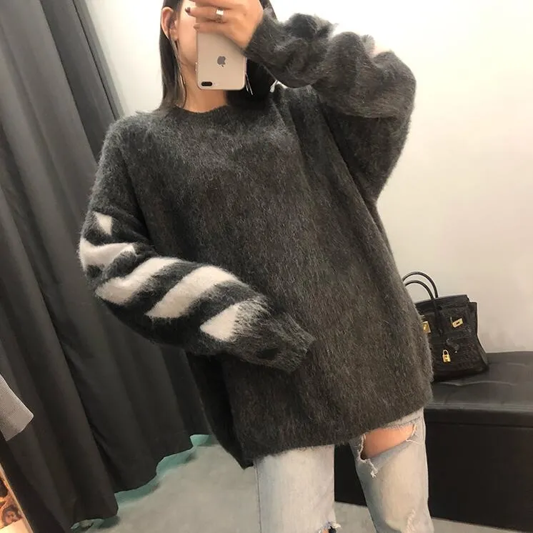 ♻️💯Upper body reference model picture❤️Top tested version OFFWHITE (OW) Gradient Mohair Striped Arrow Sweater Hoodie Gradient Rendering Arrow Couple Sweater Mohair sweater OW will be released every year🛒 The same style and ever-changing colors, really no girl does not love it, it is super suitable for wearing under a down jacket in winter, and will not be bloated! If the lower body is missing, their favorite os version🙋🏻‍♀️ intuitively adds natural softness and fairy beauty effect, which is the best choice! The upper body is lightweight and does not weigh down the body while keeping warm. The sleeves and the gradient arrow parts on the back are repeatedly patterned until the gradient level is satisfied before large-scale products are released. The craftsmanship is extremely demanding. Each sweater is woolen at least ten times to give it a plush, thick feel and good fluffiness! ✅ Fabric composition: 50% mohair 32 spandex 18% wool, three-level anti-pilling Color: gray-white gradient Size: XS/S (positive European size, size is too large) ⚠️Sweater cleaning method: Mohair is not the same as ordinary short-sleeved sweaters, and it is also different from other thick-line sweaters! Mohair is lighter and softer, so be careful not to machine wash it, not machine washable! ! emphasize! !  ⚠️Hand wash with warm water and cold water P:440